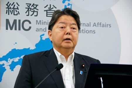　閣議後記者会見に臨む林総務相＝２６日午前、総務省