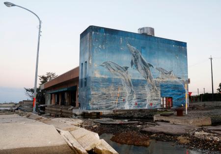 　解体工事が始まる、能登半島地震の津波で損壊した「さいはてのキャバレー」と呼ばれる建物＝１７日午後、石川県珠洲市