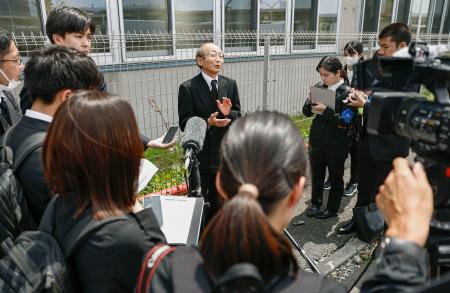 　慰霊式後、報道陣の取材に応じる尼崎ＪＲ脱線事故で次男昌毅さんを亡くした上田弘志さん（奥中央）＝２５日午前、兵庫県尼崎市