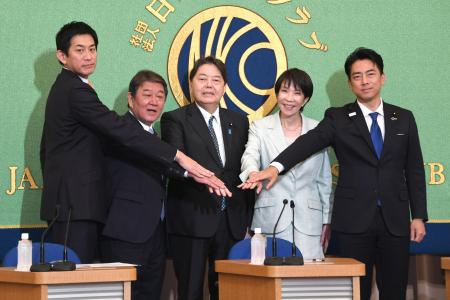 　９月２４日、自民党総裁選の立候補者討論会で写真に納まる候補５氏＝東京・内幸町の日本記者クラブ