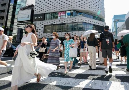 　猛暑日となった東京都心で、銀座の交差点を歩く人たち。気象庁は夏（６〜８月）の平均気温が１８９８年の統計開始以降で最高になったと発表した＝１日午後