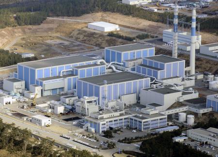 　北陸電力志賀原発の１号機（手前）と２号機＝２０２５年１月、石川県志賀町