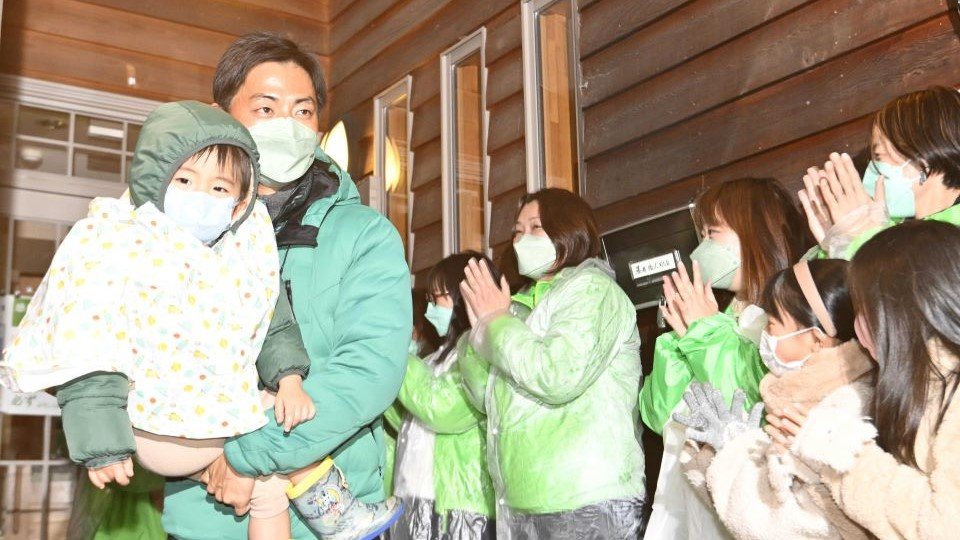 ４選を果たし、支持者の祝福を受ける藤井浩人氏＝２３日午後８時１２分、美濃加茂市山手町、選挙事務所
