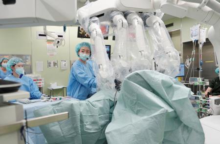 　ロボットを使った遠隔手術を補助する医師＝青森県弘前市の弘前大病院（同大提供）