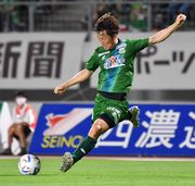 ＦＣ岐阜×八戸＝前半、ミドルシュートを放つＦＣ岐阜のＤＦ宇賀神＝長良川競技場