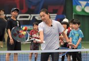 ボレーの手本を見せる伊達公子さん＝岐阜市長良福光、長良川テニスプラザ