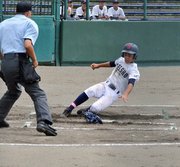 海津明誠×土岐商＝１回裏土岐商１死一、三塁、敵失で先制ホームインの三走稲垣＝大野レインボー