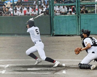 1回裏中京2死三塁、先制の中前適時打を放つ4番後藤行平