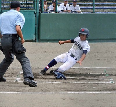 海津明誠×土岐商＝１回裏土岐商１死一、三塁、敵失で先制ホームインの三走稲垣＝大野レインボー