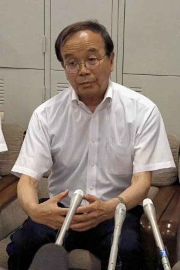 　提訴後、記者会見する原告側の松丸正弁護士＝１０日午後２時４７分、甲府市役所