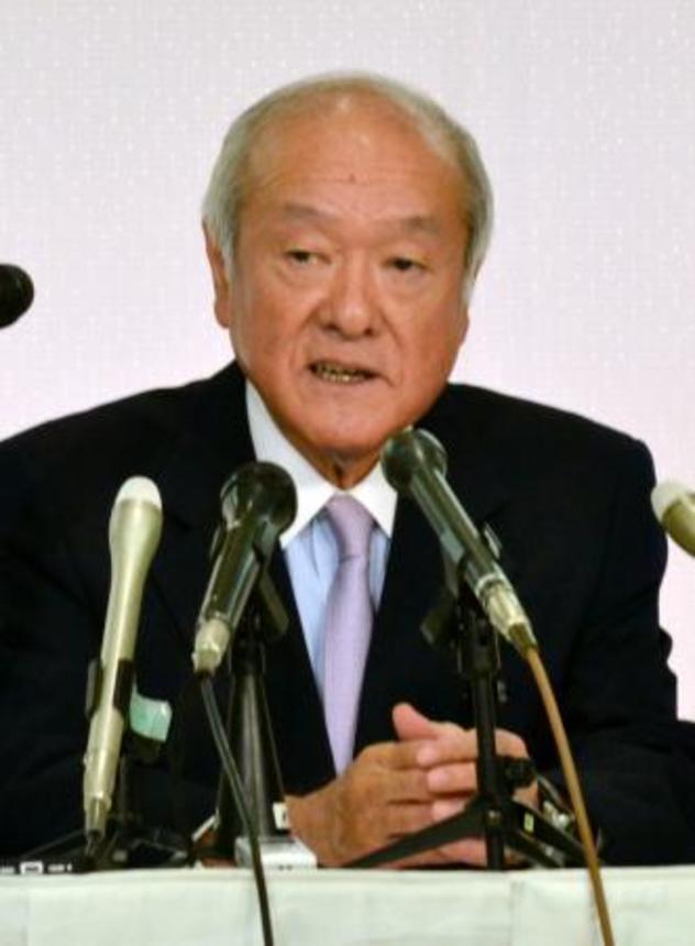 　記者会見する自民党の鈴木幹事長＝１７日午後、盛岡市