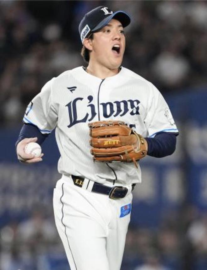 　６回、ピンチを切り抜け雄たけびを上げる西武・与座＝ＺＯＺＯマリン