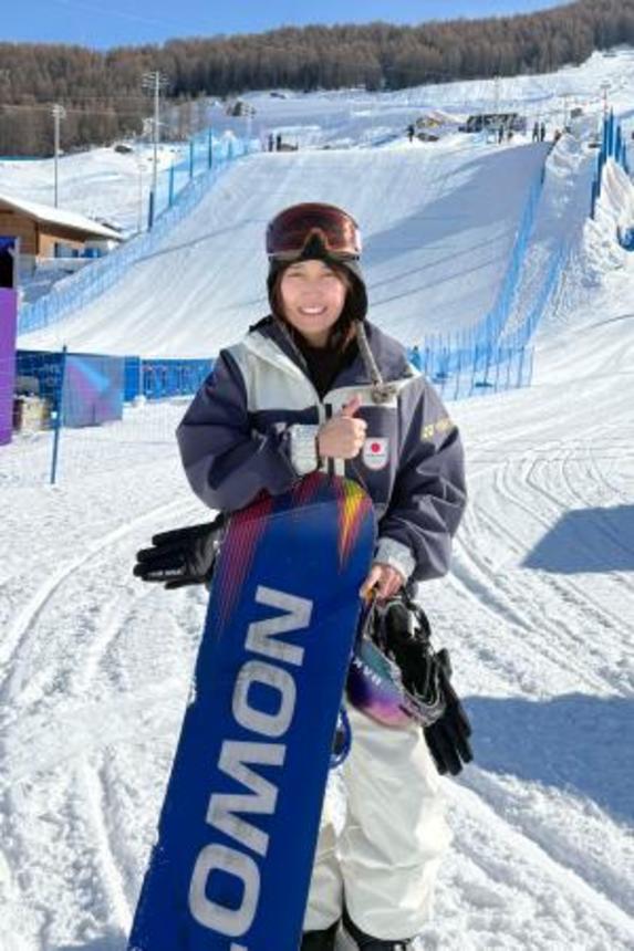 　スロープスタイルのテスト滑走に参加した村瀬心椛＝１２日、リビーニョ（共同）