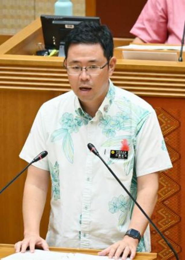 　沖縄県議会本会議で代表質問に答弁する古謝玄太知事＝１３日午前