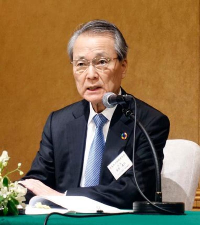 　福岡市で記者会見する経団連の筒井義信会長＝１２日午後