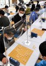 こども将棋岐王戦で高田明浩四段が見守る中、対局する小学生＝岐阜市金町、市文化センター