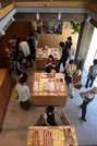 ２階は吹き抜けになっており、開放感のある店内になっている＝岐阜市松屋町