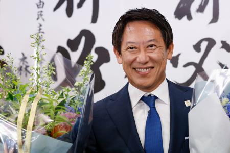 　東京選挙区で当選が決まり、笑顔を見せる自民党の鈴木大地氏＝２０日午後８時２１分、東京都新宿区