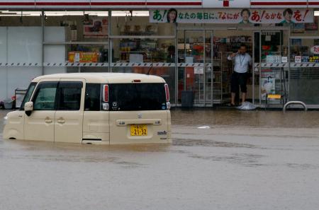 　冠水したコンビニエンスストアの駐車場＝７日午後、千葉県大網白里市