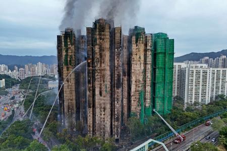 　大規模な火災が起きた香港北部・新界地区大埔の高層住宅群＝２７日（ドローンから・ロイター＝共同）