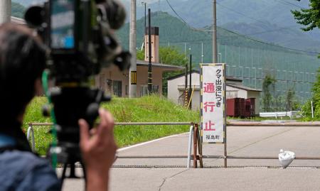　ヒグマの出没に備え、通行止めとなった現場周辺の道路＝１３日午後、北海道福島町