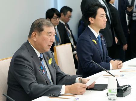 　コメ政策についての関係閣僚会議であいさつする石破首相。右は小泉農相＝１日午前、首相官邸