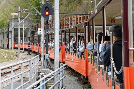 　冬季休業を終え、宇奈月―柳橋間の運転を再開した黒部峡谷鉄道のトロッコ電車＝２０日午前、富山県黒部市