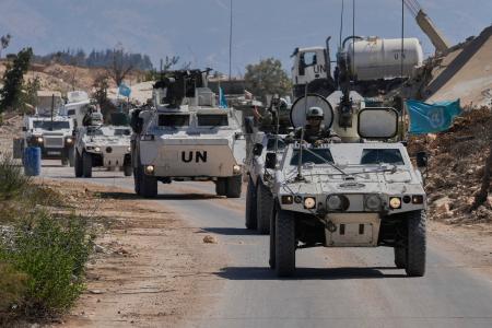 　レバノン南部の村で、イスラエルとの国境を警戒巡視する国連レバノン暫定軍（ＵＮＩＦＩＬ）の車両＝２０日（ＡＰ＝共同）