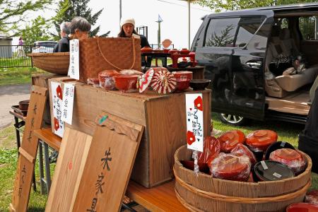 　能登半島地震で被災した石川県珠洲市の住民から引き取った輪島塗の漆器のチャリティー販売会＝２４日午前、北海道東川町