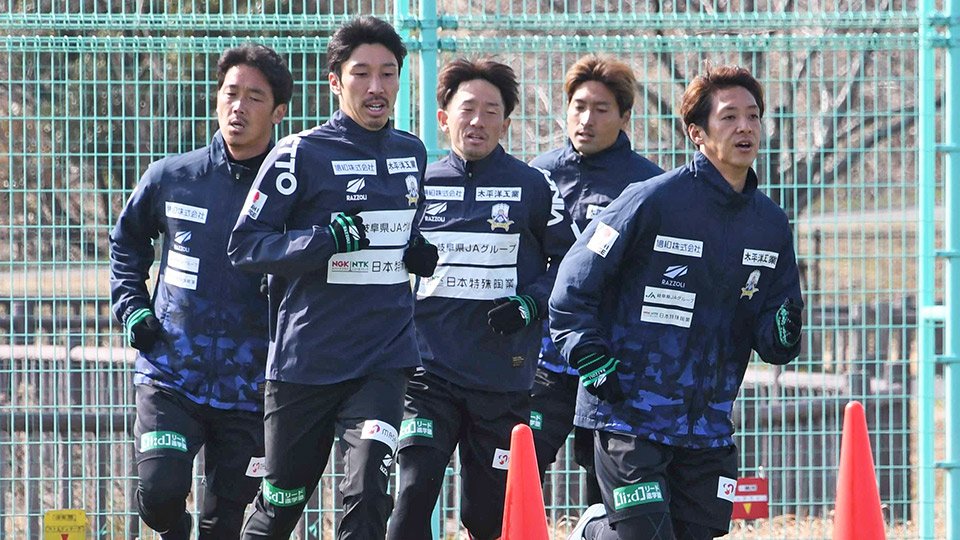 ランニングで調整するＦＣ岐阜の（右から）庄司、田中、宇賀神ら＝８日、岐阜市内