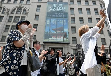 　参院選が公示され、街頭演説に耳を傾ける人たち＝３日午前、大阪市中央区
