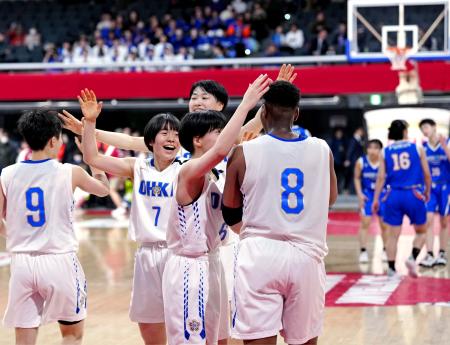 　福井工大福井に勝利し、喜ぶ桜花学園の選手＝東京体育館