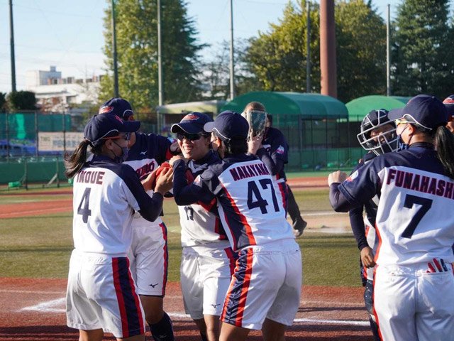 大垣ミナモＳＣ×戸田中央総合病院＝勝利し、笑顔を見せる大垣ミナモの選手たち＝川口市営野球場