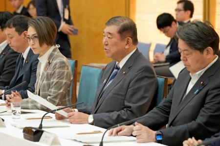 　こども政策推進会議であいさつする石破首相（右から２人目）＝６日午前、首相官邸