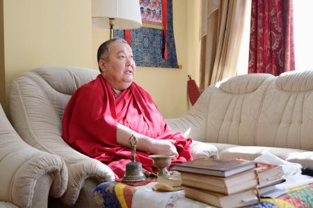 　取材に応じる最高位僧侶のテンジン・チョイダクさん＝３月、ロシア南部カルムイキア共和国エリスタ（共同）