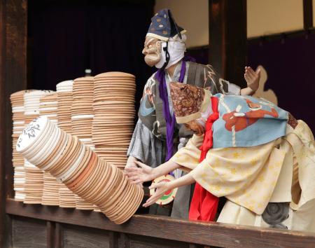 　素焼きの薄い皿「炮烙」を豪快に落とす壬生狂言の人気演目「炮烙割」＝２９日午後、京都市中京区の壬生寺