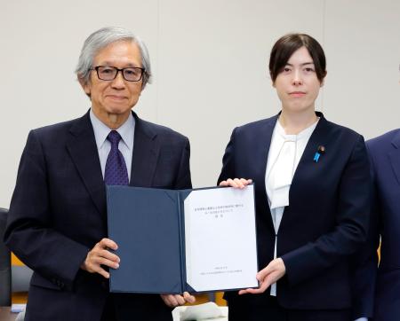 　外国人による土地取得ルールの在り方を検討する政府の有識者会議の森田朗座長（左）から提言を受け取る小野田外国人共生相＝２日午後、東京都千代田区