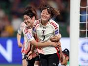 　日本―インド　後半、ハットトリックを達成し、祝福される宮沢（右）＝パース（ゲッティ＝共同）