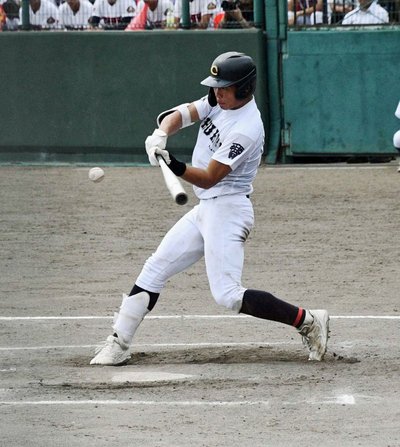 3回裏中京2死二塁、適時二塁打を放つ中西天志