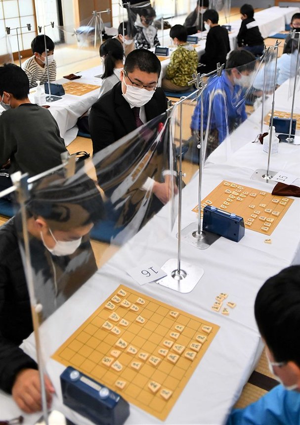 こども将棋岐王戦で高田明浩四段が見守る中、対局する小学生＝岐阜市金町、市文化センター