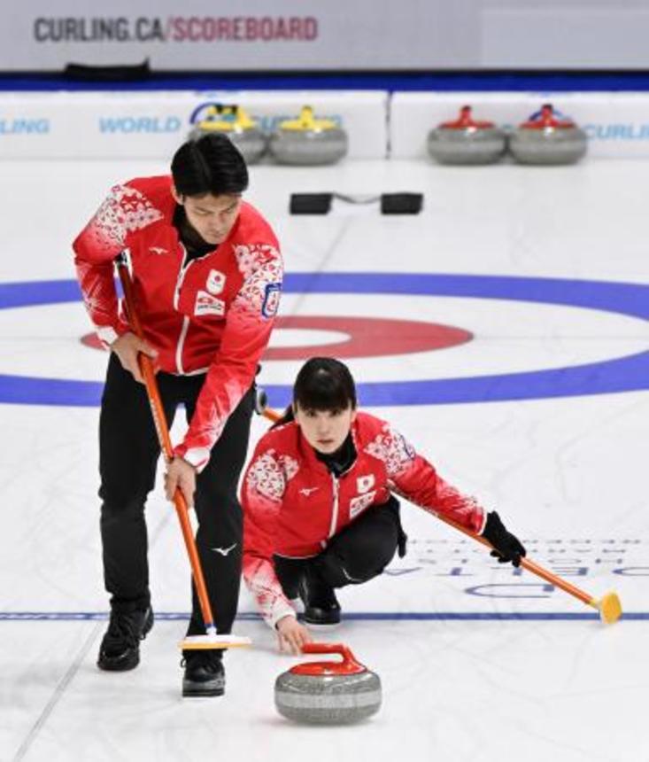 　１次リーグの米国戦でプレーする松村千秋（右）、谷田康真組＝フレデリクトン（共同）