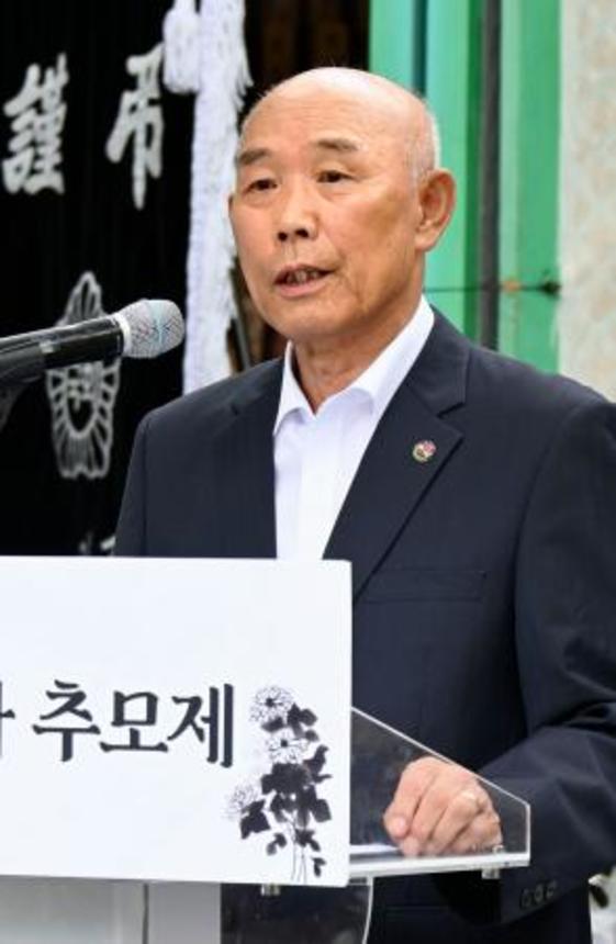 　６日、韓国・陜川で開かれた原爆犠牲者の慰霊式で発言する韓国原爆被害者協会の李圭烈会長（共同）