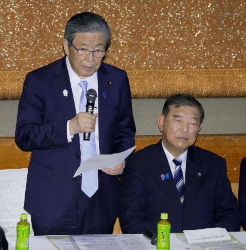 　自民党の両院議員懇談会であいさつする森山幹事長。右は総裁の石破首相＝７月、東京・永田町の党本部