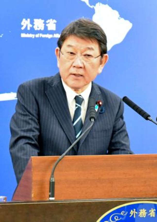 　記者会見する茂木外相＝２日午後、外務省