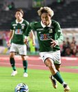 ＦＣ岐阜×長野＝後半、左サイドをドリブルで突破するＦＣ岐阜のＭＦ村田＝長良川競技場
