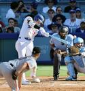 　ジャイアンツ戦の５回、左前打を放つドジャース・大谷＝ロサンゼルス（共同）