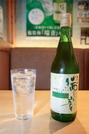 　宝酒造が販売する炭酸割り専用の日本酒「瑞音」（右）と日本酒ハイボール