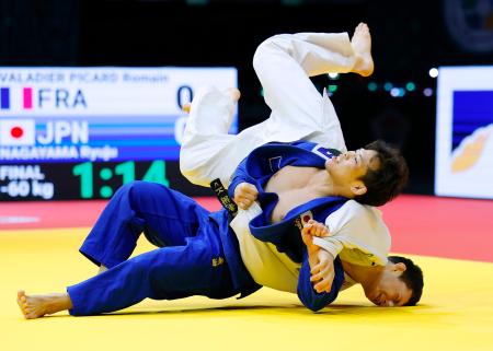 　男子６０キロ級決勝　フランス選手（奥）を攻める永山竜樹。初優勝を果たした＝ブダペスト（共同）