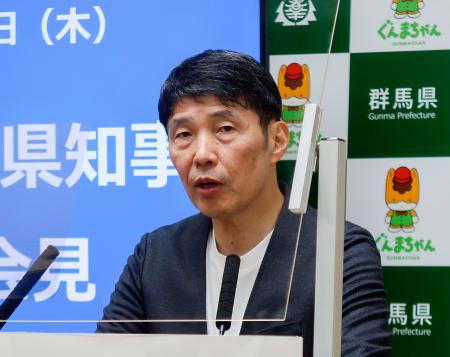 　群馬県庁で記者会見する山本一太知事＝２４日午後