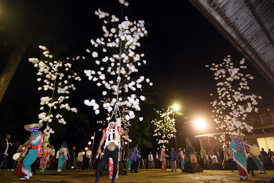 無数の白い綿「ほうろ」を揺らしながら闇夜に踊る太鼓打ちら＝２０日午後９時、揖斐郡揖斐川町坂内川上、八幡神社